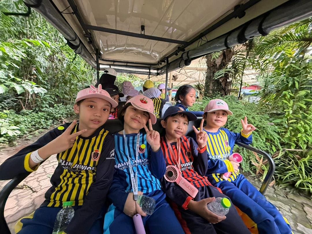 Students visiting Zoo Negara