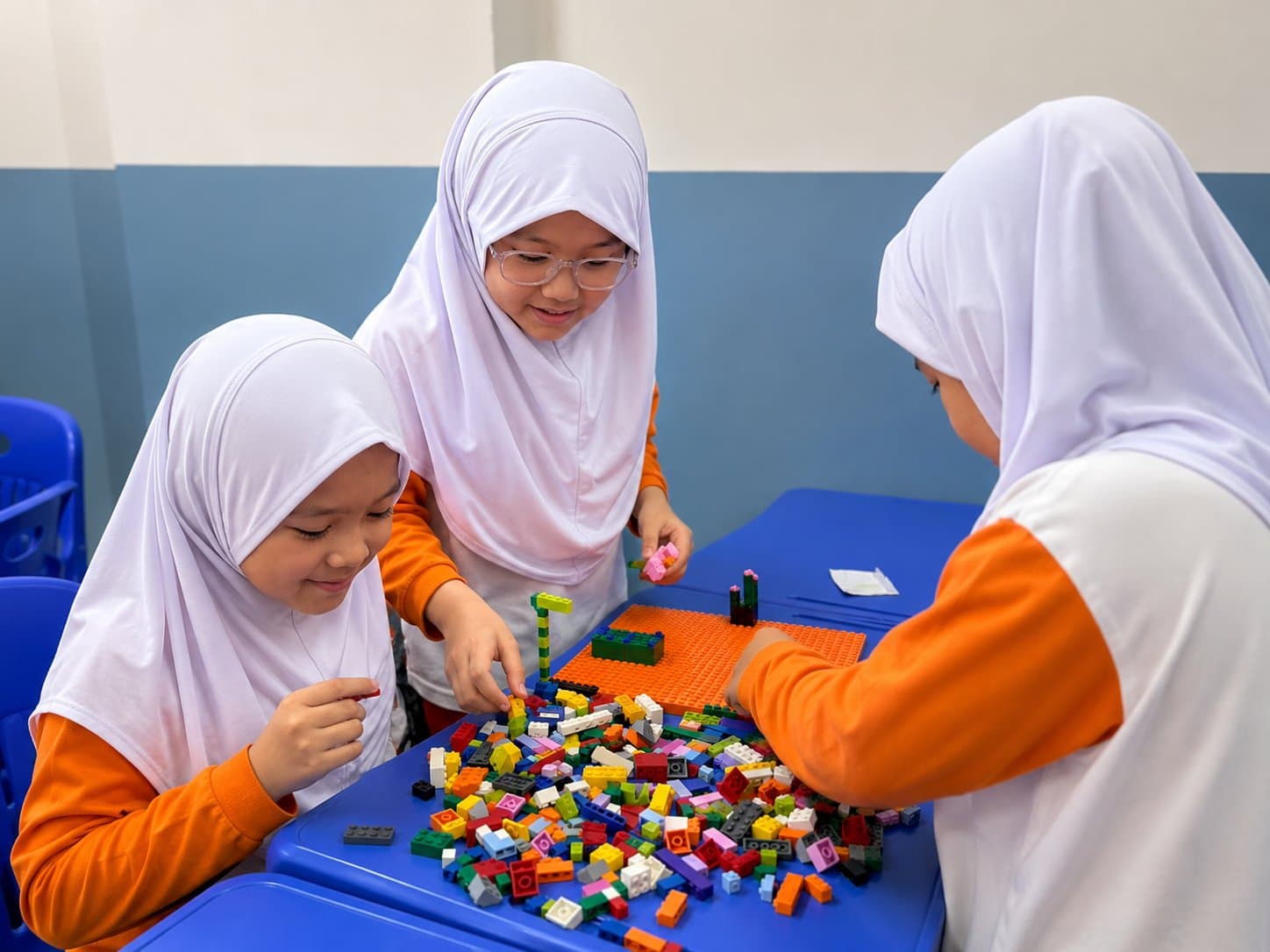 Primary students building and learning together in class